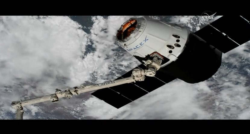 Imagen de la cápsula Dragon capturada por el brazo robótico de la Estación Espacial.