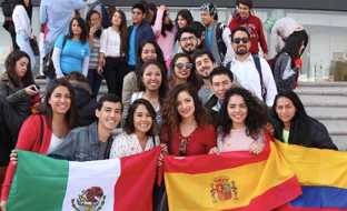 grupo de estudiantes con banderas de méxico, españa y colombia