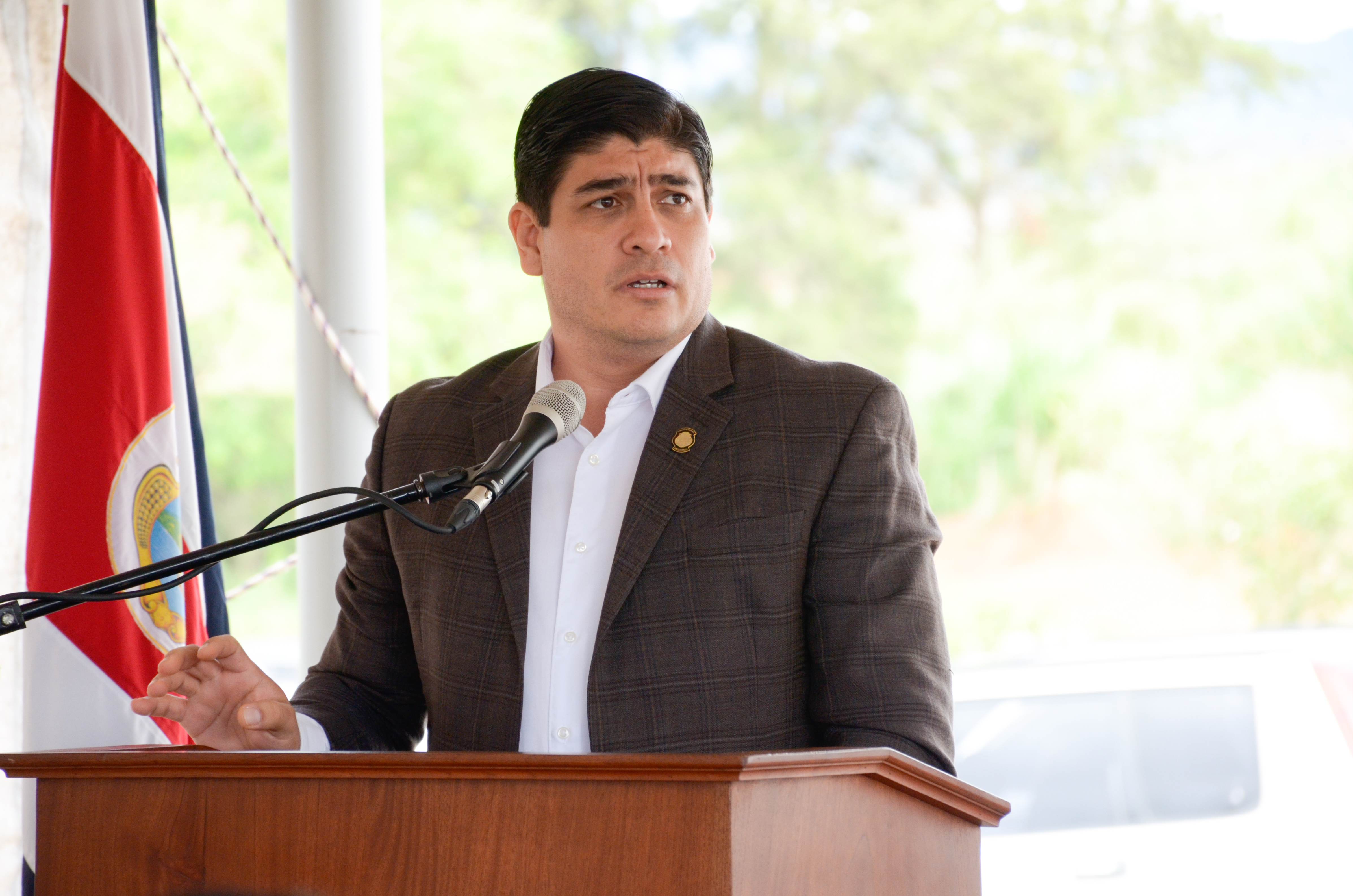 presidente de costa rica hablando en un podio