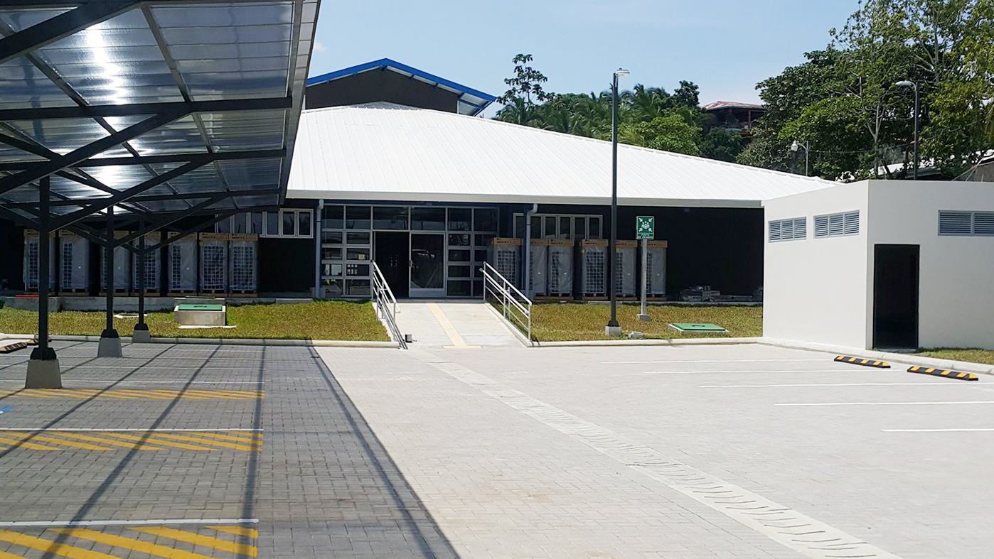 entrada-principal-centro-academico-limon-tec- Entrada principal del Centro Académico de Limón.