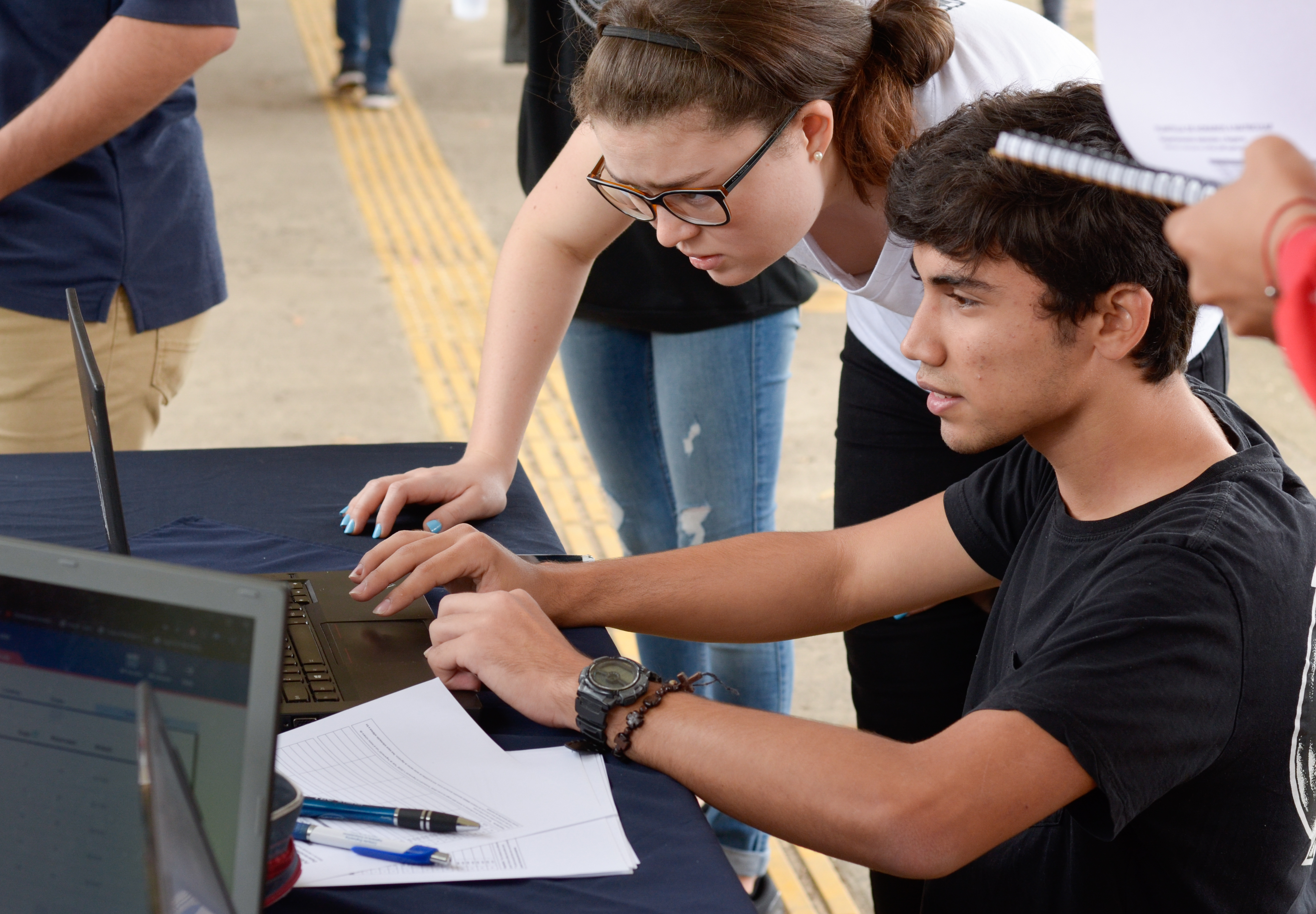 estudiantes con una computadora