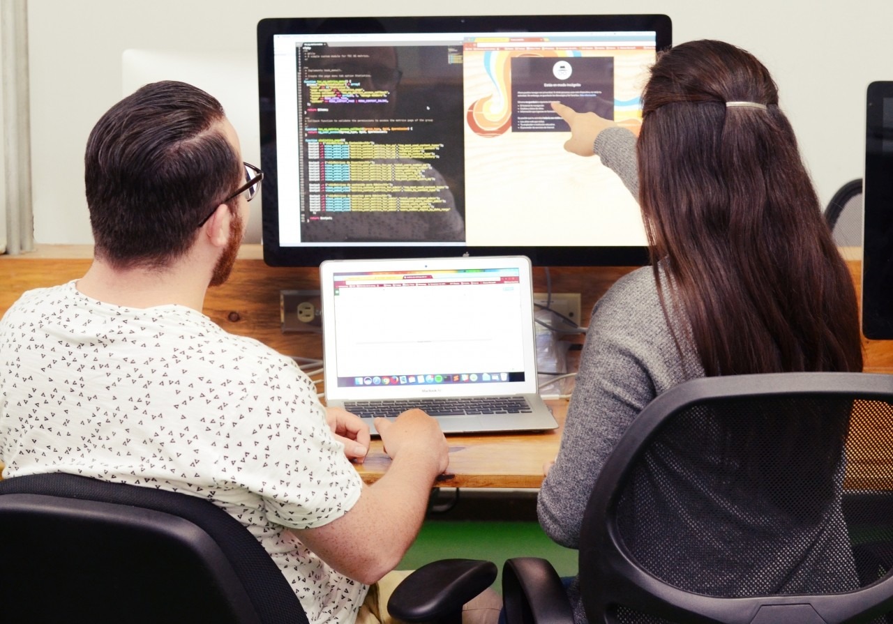 Personas trabajando juntas en oficina del TEC.