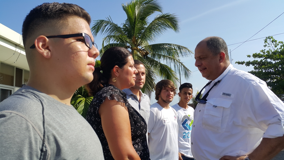 El presidente de la República, Luis Guillermo Solís, tuvo un espacio para saludar y motivar a los estudiantes de primer ingreso. (Foto cortesía de Jessica Salazar)