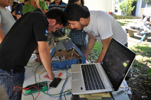 La actividad se llevó a cabo en la entrada a la Escuela de Ingeniería en Electrónica, donde los estudiantes se dedicaron a informar a los transeúntes sobre la muerte súbita en lactantes y demostrar sus propuestas para evitarla.