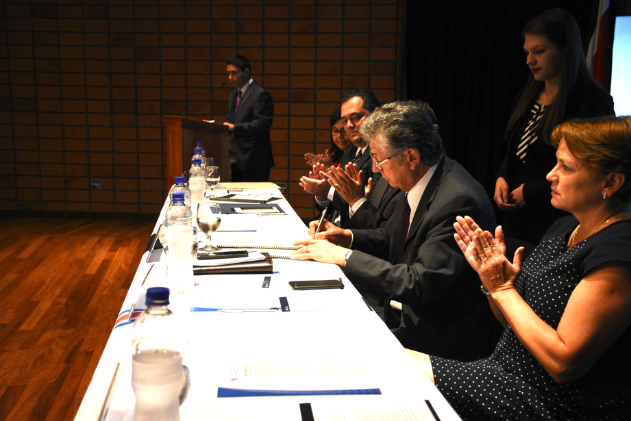 Momento de la firma del certificado oficial del Compromiso de Mejoramiento de la carrera de Ingeniería Ambiental. (Foto Ruth Garita/OCM).