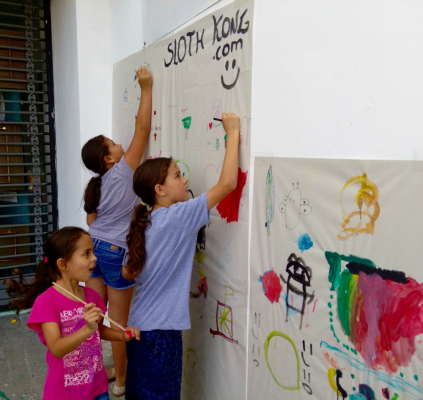 Niñas pintando en la pared.