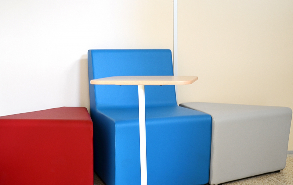 Estos coloridos sillones y mesas movibles son parte de las nuevas herramientas que la Biblioteca del TEC puso a disposición de sus usuarios. (Foto: OCM)