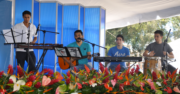 Cuatro jóvenes presentan un acto cultural con instrumentos como marimba, teclado y guitarra 