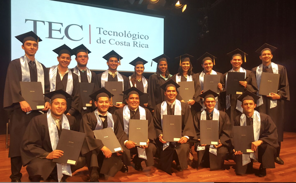 Grupo de graduados de la carrera de Mecatrónica