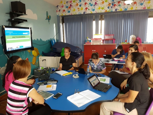 El equipo de terapeutas del Centro de Apoyo en Pedagogía Hospitalaria fue capacitado en el uso de la aplicación “Pictogramas” (Foto Kathy Brenes)