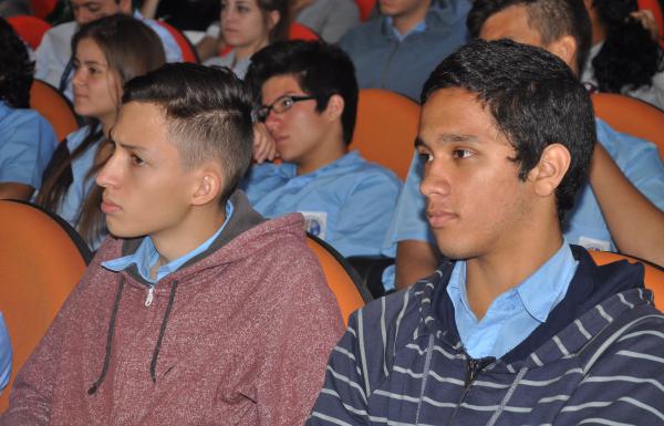 Dos jóvenes del Colegio Científico ponen fijamente atención a la exposición del experto 