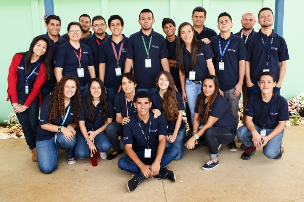 Estudiantes de la carrera de Enseñanza de la Matemática Asistida por Computadora que participaron del Día de la Matemática en el CTP de San Lucía en Paraíso de Cartago. Los acompaña la docente Zuleyka Suárez. (Foto Ruth Garita/OCM).