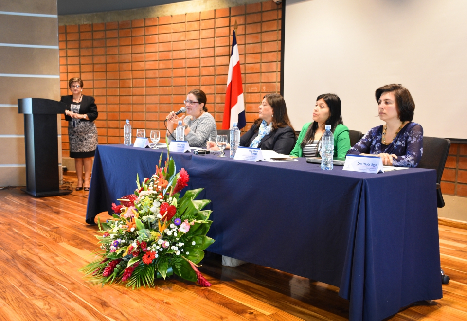 (De derecha a izquierda) La Dra. Paola Vega, vicerrectora de Investigación y Extensión, Mtr. María Estrada, miembro del Consejo Institucional, Mtr. Carolina Vásquez, viceministra de Ciencia y Tecnología y la moderadora Mba. Laura Queralt fueron las panelistas. (Foto: Ruth Garita/OCM)