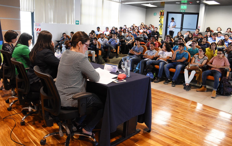 Funcionarios docentes, administrativos y estudiantes participaron del panel: “Las mujeres en las áreas de la ciencia e ingeniería”. (Foto: Ruth Garita/OCM)