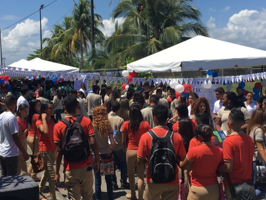 Estudiantes de colegio visitan la feria vocacional en Limón. (Foto: DOP-Limón)