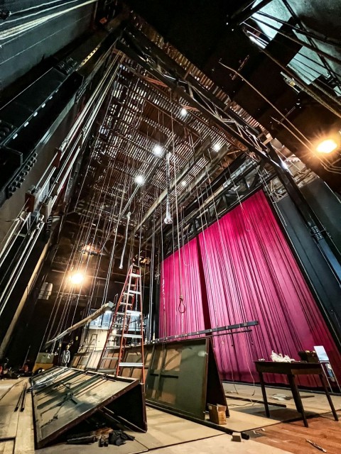 Vista vertical del escenario del Teatro Nacional durante el proceso de colocación de la nueva tramoya.