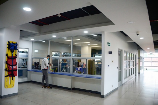 Ventanillas de préstamo de la biblioteca del Campus Tecnológico Local San José donde se aprecia la utilización de la iluminación LED