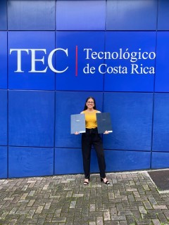 Ana Gabriela Gamboa Leiva posa con sus diplomas frente al Campus Tecnológico Local San José.