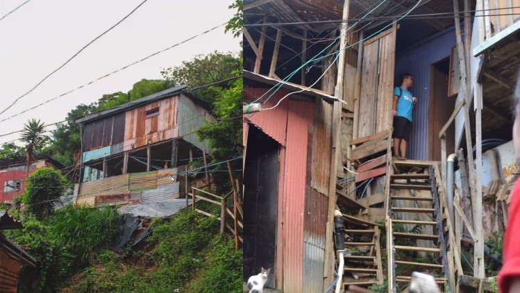 Fotomontaje donde se aprecian viviendas en una ladera con riesgo de deslizamiento