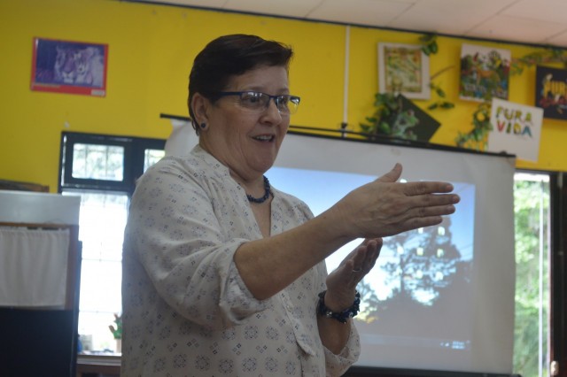 Yolanda Matamoros Hidalgo, directora ejecutiva de Fundazoo, dando una charla a autoridades del TEC en el 2017.