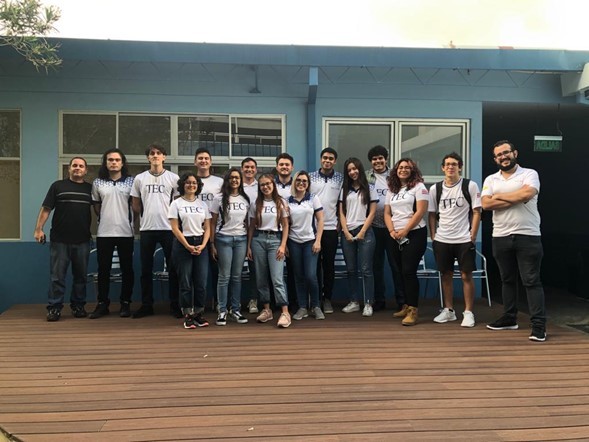 Equipo de ajedrez del TEC junto a sus entrenadores en el patio central del Campus TEC San José