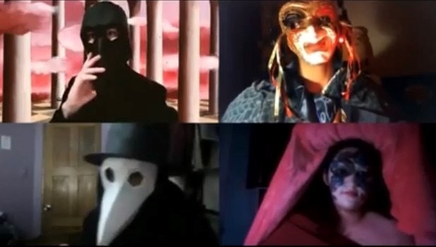 Cuatro de los integrantes de Teatro Agosto se prueban máscaras desde sus casas en una reunión por Zoom