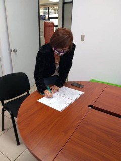Marisela Meoño, directora del CAIS del TEC firma el Acta de Inscripción al Sistema de Consultorios Médicos Laborales del INS