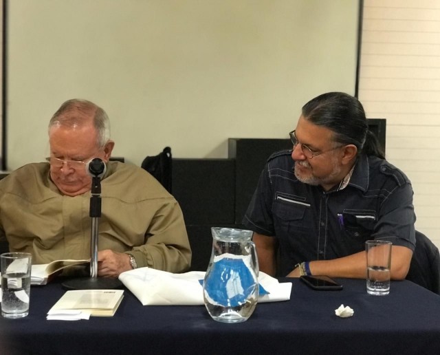 El poeta nicaragüense Luis Rocha lee algunas de sus poesías junto a Adriano Corrales, fundador de Miércoles de poesía