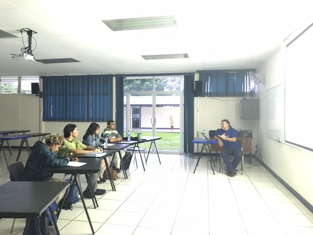 Grupo de participantes del taller itinerante en Turrialba en un aula de la Sede del Atlántico de la Universidad de Costa Rica.