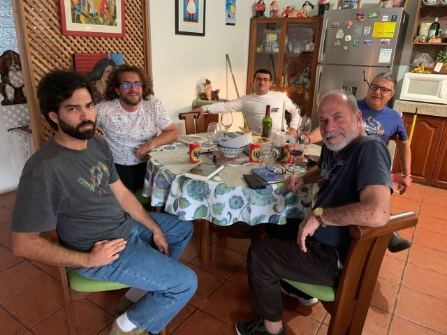 Grupo de participantes en una casa de habitación celebrando la publicación de la tercera antología del taller