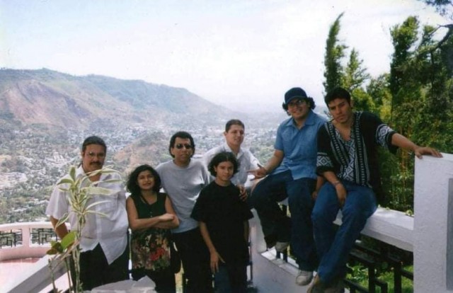 Grupo de jóvenes poetas salvadoreños en un mirador al aire libre