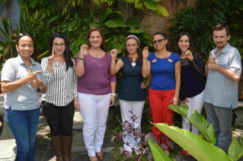Cinco funcionarias del Campus TEC San José graduadas de Lesco acompañadas de sus profesores.