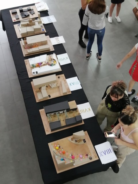 Vista aérea de una mesa alargada donde se expusieron siete de las catorce maquetas presentadas.