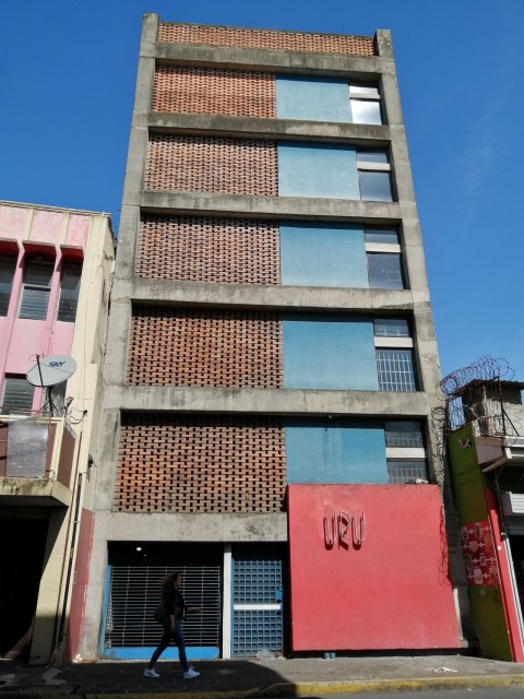 Fachada del edificio URU de seis plantas y con pocos metros de frente.