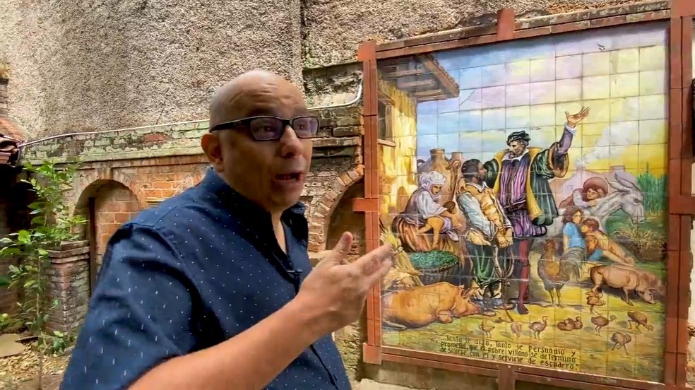 Andrés Fernández muestra un mural del Quijote de la Mancha