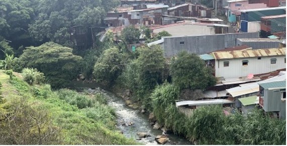 Casas al margen del río Torres