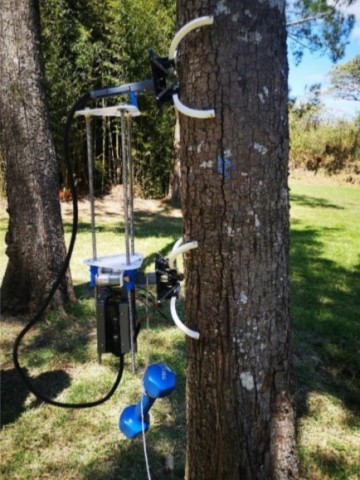 Robot escalando un árbol con una carga de tres kilogramos