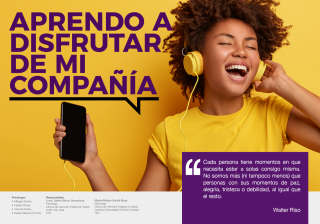 Imagen de una chica disfrutando de oír música con audífonos junto al texto que dice aprendo a disfrutar de mi compañía