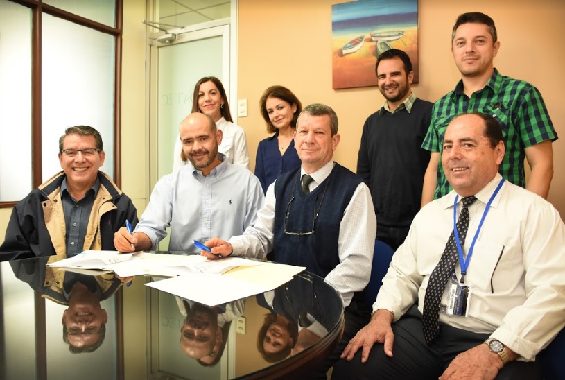 En la firma del contrato para la construcción participaron las autoridades del TEC, Fundatec y de la empresa encargada de las obras. (Foto: Ruth Garita/OCM)