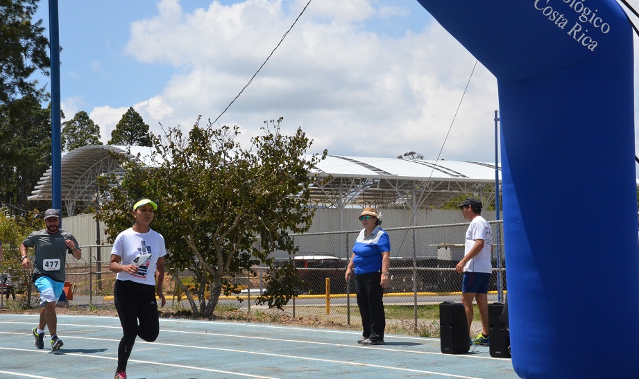 La funcionaria del Civco, Katherine Vargas, ganó la categoría femenina con un tiempo de 19:41. (Foto: OCM)