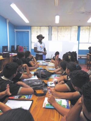 El DOP Limón coordina visitas a colegios, en las que brinda charlas y asesorías a los alumnos. (Foto: DOP Limón)