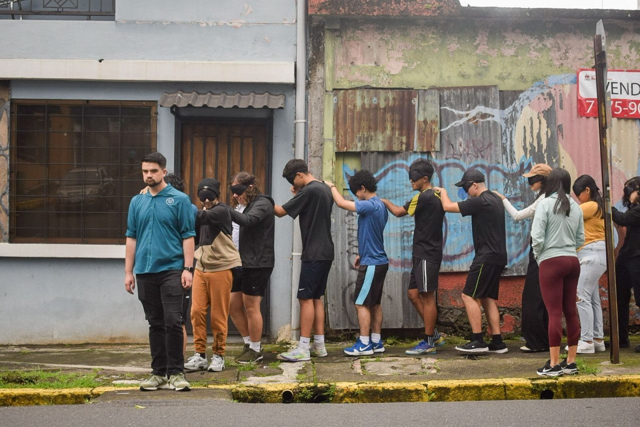 Jóvenes caminaron con sus ojos vendados por San José