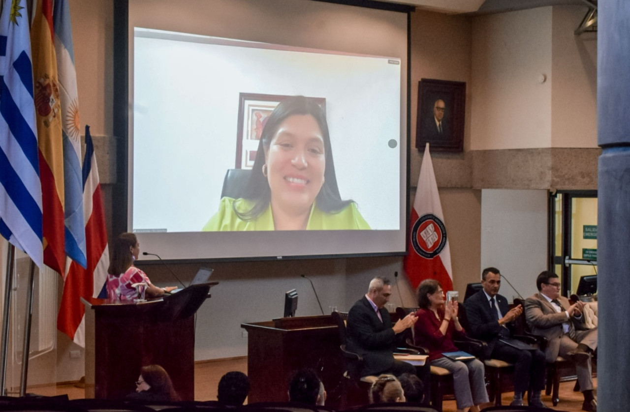 María Estrada, rectora del TEC, participa del evento por medio de plataforma ZOOM.