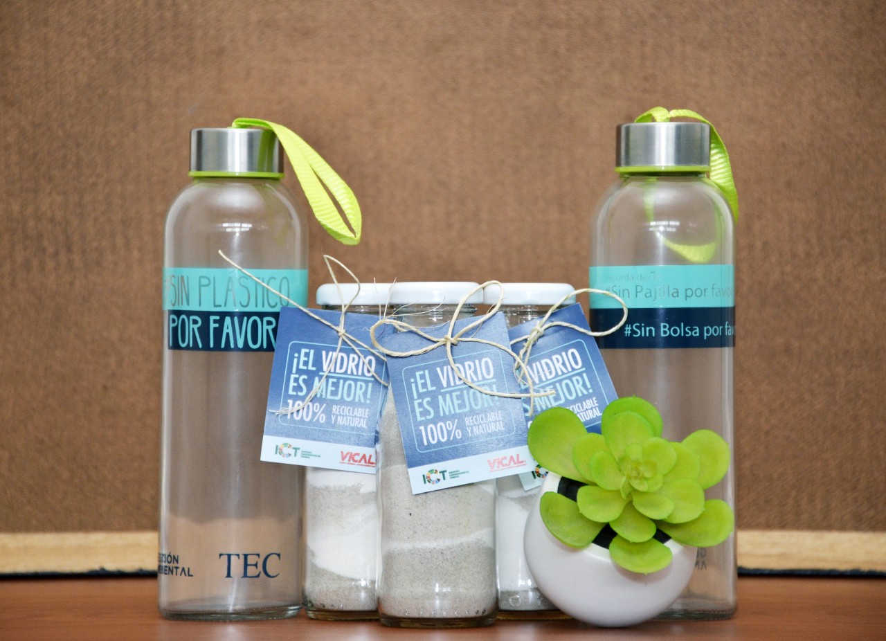 Experta del TEC recomienda tomar agua en botellas de vidrio