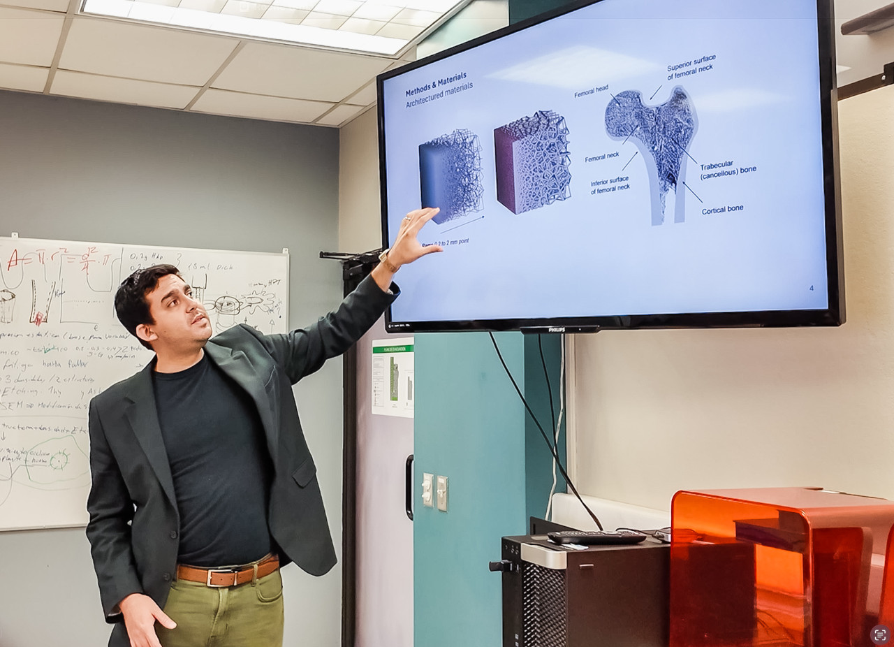 Profesor muestra como los implantes se diseñan mediante modelado 3D y análisis digital.