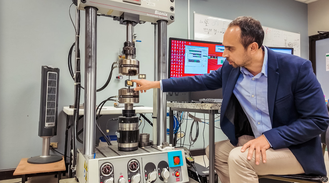 Profesor Teodolito Guillén muestra cómo funciona el implante en el hueso 