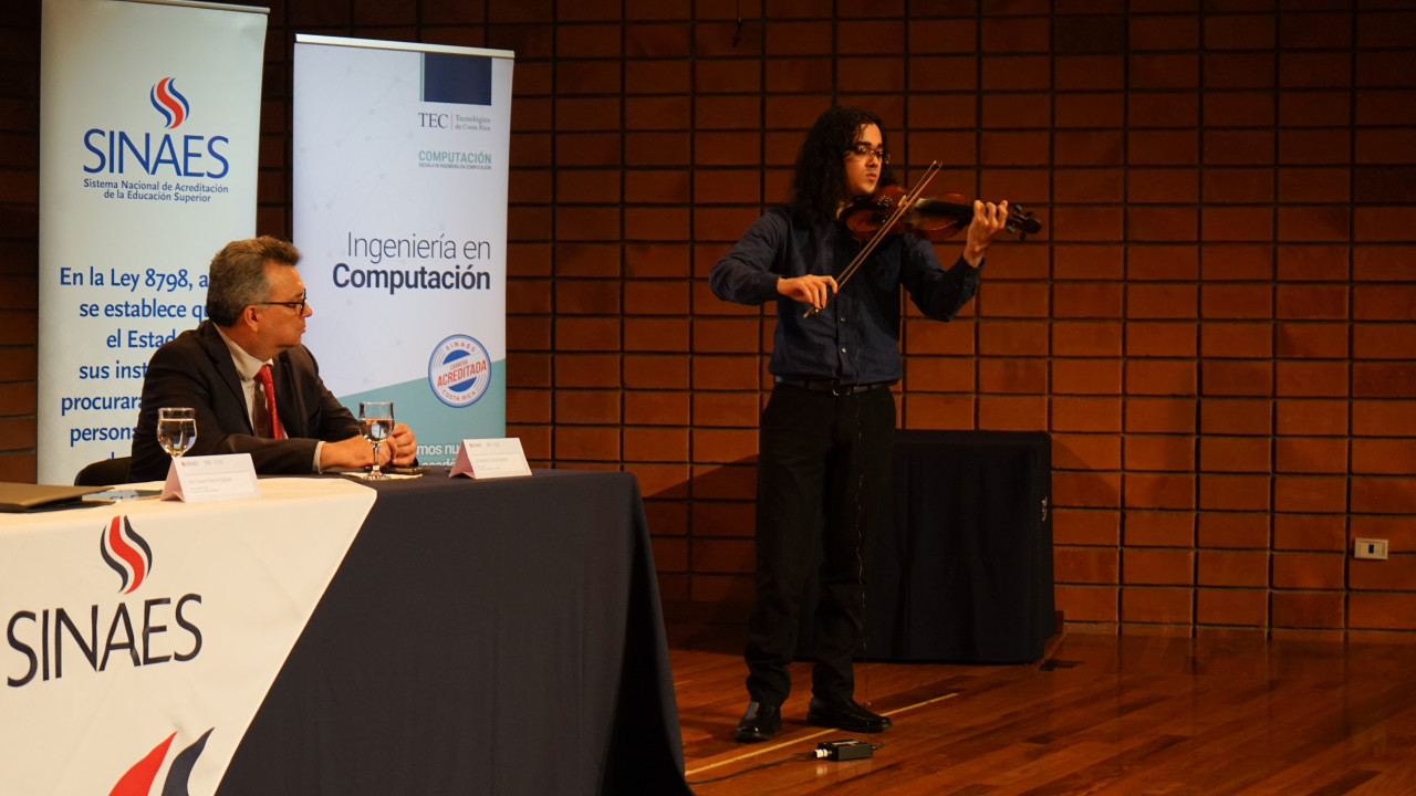 Gabriel Arturo Alfaro Ulate, estudiante de último año de la carrera en San Carlos, en su presentación cultural. (Fotografía: Pablo Quesada / TEC).