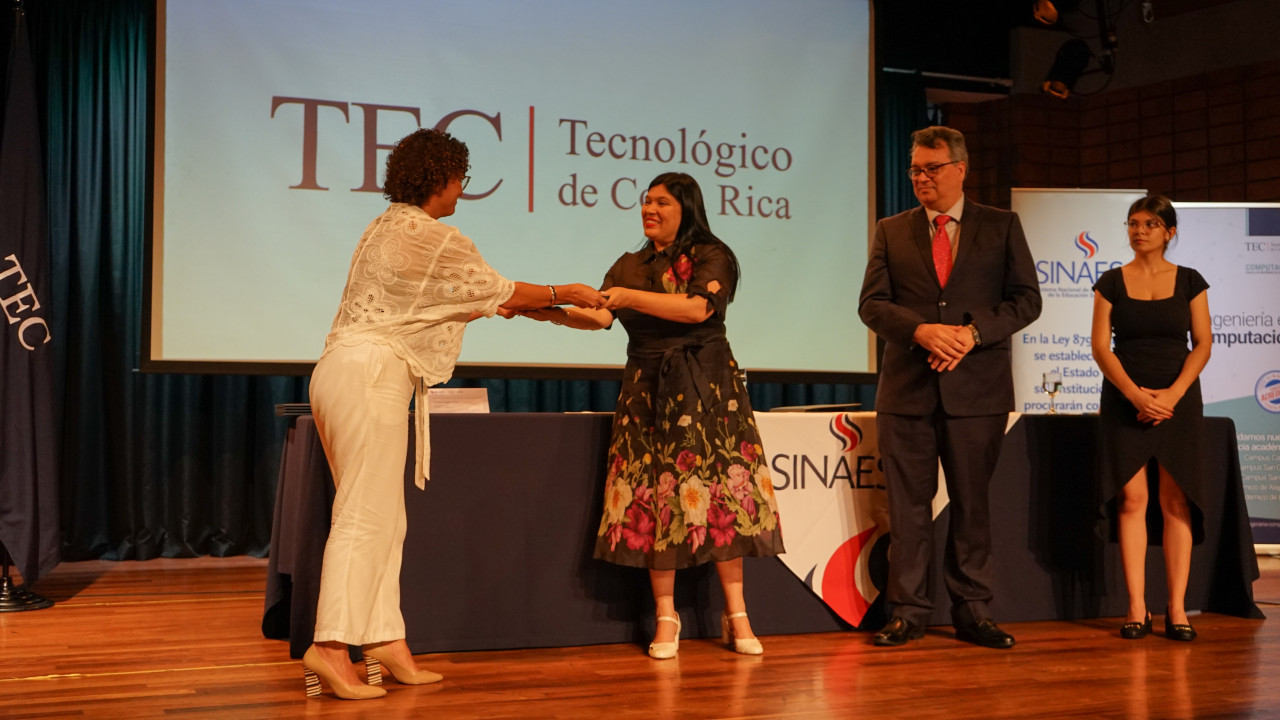 La rectora del TEC, María Estrada Sánchez, recibe el certificado de acreditación oficial por parte del Sinaes .