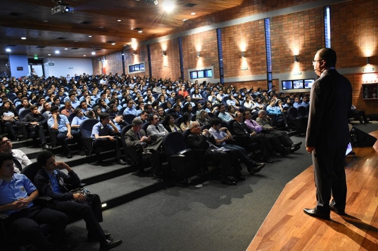 La lección inaugural fue impartida por el doctor Iván Vargas, quien motivó a los estudiantes a seguir sus sueños sin olvidar a su familia y su país. (Foto: Ruth Garita/OCM)