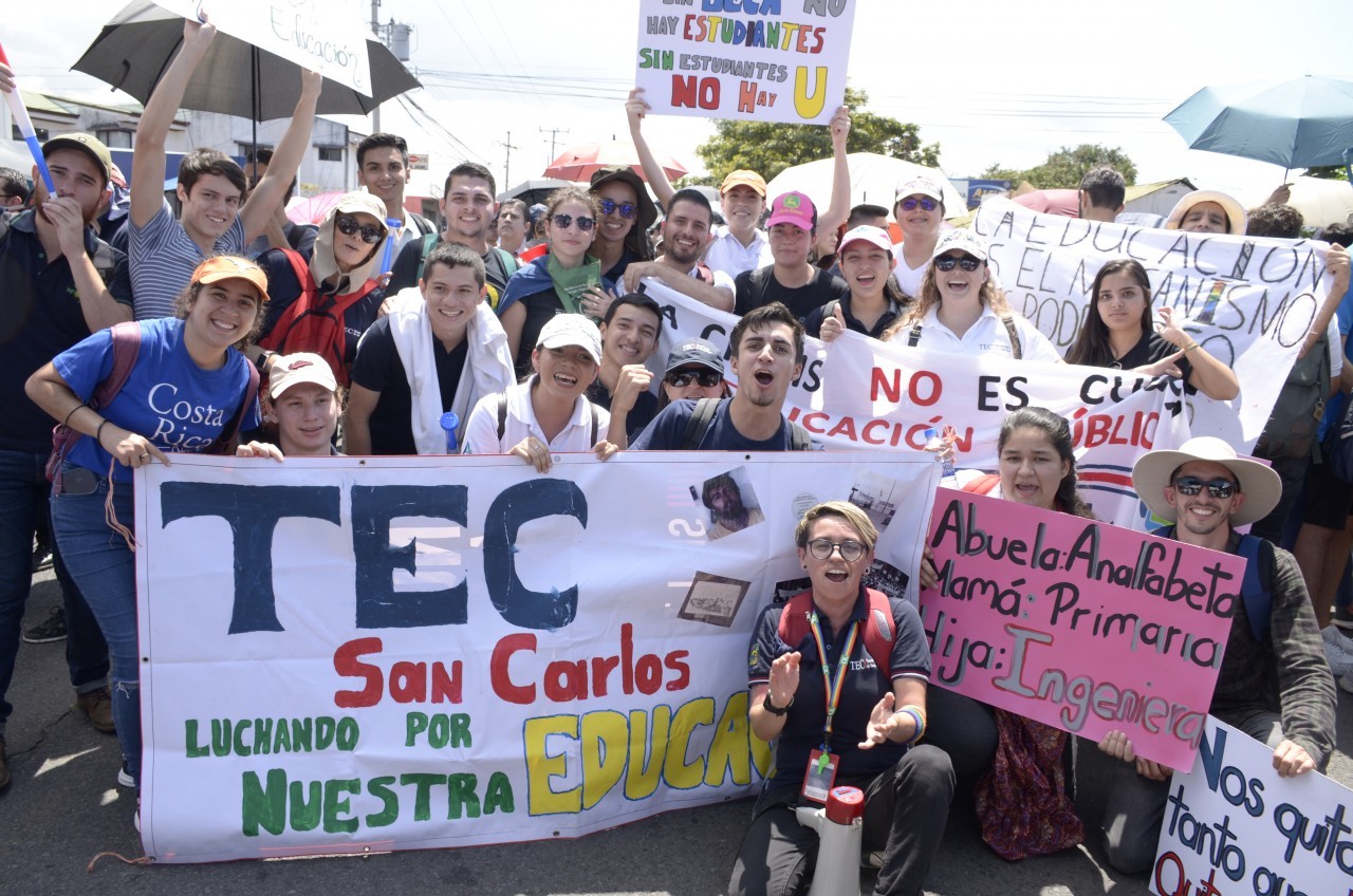 Estudiantes con pancartas.